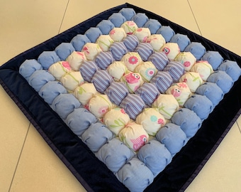 Handgemaakte noppenquilt: katoenen sensorische speelmat voor baby's