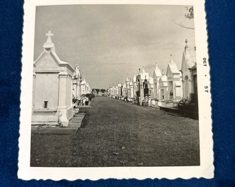 Friedhofsgruft New Orleans 1950er Jahre Vintage Schwarzweiß-Aufnahme E1