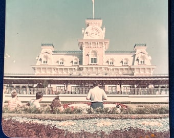 Disneyland Bahnhof Blue Sky Touristen 1970er Jahre Vintage Farbfoto E1