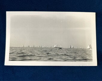 Segelboote am Ozeanhorizont, segelndes Meer, Vintage-Schwarzweißfotografie der 1950er Jahre E1