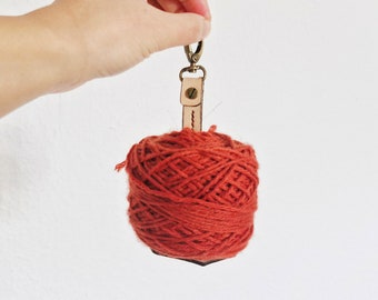 Porte-fil pour tricoter et crocheter à la main, fabriqué avec des chutes de cuir tanné végétal italien, adapté pour un gâteau de 50 g/100 g