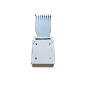 Peut inclure: Un outil en métal blanc et argenté, avec une base rectangulaire et un sommet en forme de peigne. La base comporte quatre petits trous. La partie supérieure est une série de fines dents métalliques parallèles.