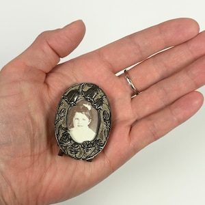 Small 2&quot; Vintage Oval Silver Frame by Silver Scenes