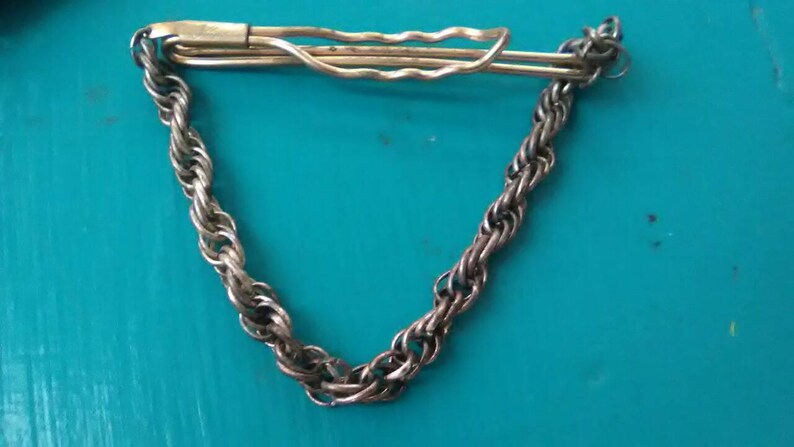 Leaf motif tie bar