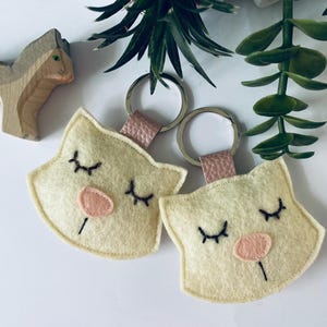 Cute Wool Cat Keychain – Handmade Cat Lover Gift, Adorable Kitty Keyring
