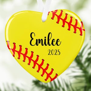 Ornamento natalizio softball, regalo di Natale personalizzato, ornamento sportivo softball, regalo softball personalizzato, ornamento a forma di cuore in ceramica con scatola regalo
