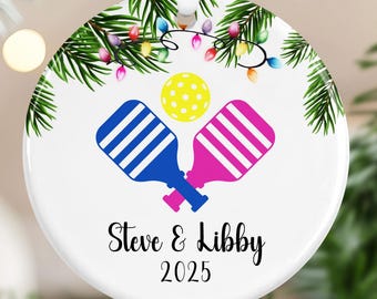 Adorno navideño de Pickleball, regalo de Navidad personalizado, paletas de Pickleball, adorno deportivo, adorno de cerámica de Pickleball personalizado, cubiertas para salas