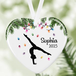 Ornamento natalizio di ginnastica, regalo di Natale personalizzato, ornamento sportivo di ginnastica, regalo personalizzato per ginnasti, ornamento a forma di cuore in ceramica e scatola regalo