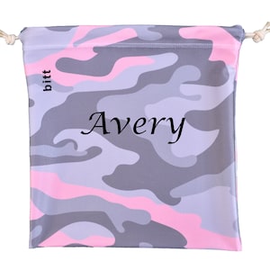 Może przedstawiać: Szary i różowy worek z sznurkiem do ściągania w kamuflaż z nadrukiem imienia "Avery" z przodu.