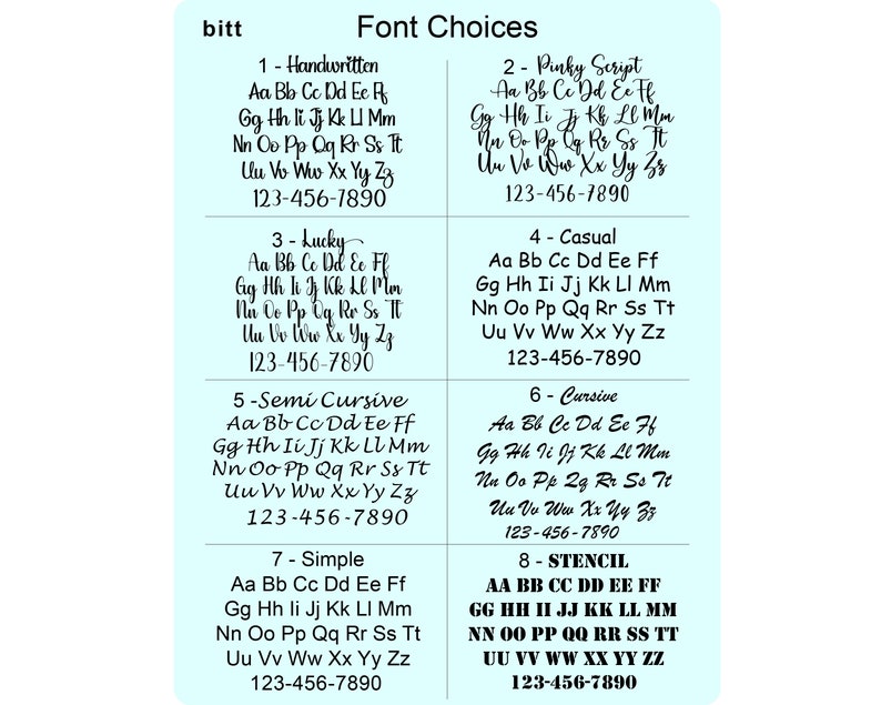 Pu&ograve; includere: Grafica azzurra che mostra otto scelte di font, ciascuna con un esempio di alfabeto e numeri. I font variano da manoscritti a stencil, mostrando varie opzioni di design del testo.