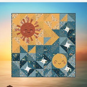 Op de afbeelding: Quiltpatroon met een zon- en maanontwerp en de tekst "LET THERE BE LIGHT". De quilt is een patchwork van gele, blauwe en witte stoffen. Afmeting: 102,87 cm x 102,87 cm.