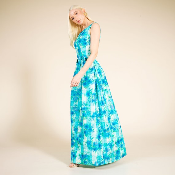Late 1950s / Early 1960s Blue Floral Tafetta Sleev