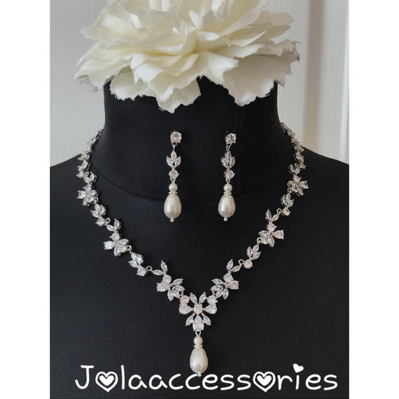 Amazon.com: JOSCO 6mm Simulated White Pearl Necklace Made with Swarovski  Crystal Elements. 14 to 36 Inches. Sterling Silver Clasp (14): Clothing,  Shoes & Jewelry