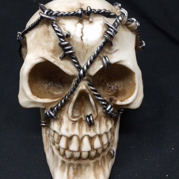 Barbed Skull Sculpture Figurine Gothic Horror Ornament Figure Decoration Gift