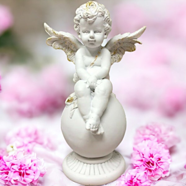 Chérubin ange gardien sur sphère, figurine angélique en résine blanche, statue de sérénité paisible, décoration céleste, cadeau spirituel, ornement protecteur