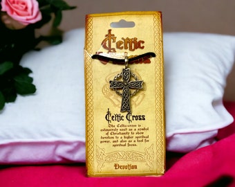 Collier pendentif talisman croix celtique fabriqué à la main en étain sans plomb