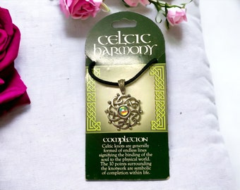 Collier à pendentif talisman en étain harmonieux celtique (3,6 x 2,6 cm) - Sans plomb avec signification symbolique