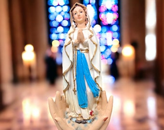 Estatua del Abrazo Divino, Figura de la Santísima Virgen en manos orantes, Decoración mariana espiritual, Escultura de la Madre Serena María, Fe Católica