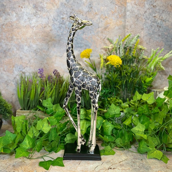 Superbe sculpture en résine de girafe argentée – Figurine élégante pour décoration d'intérieur – Œuvre d'art moderne – 38 cm de haut