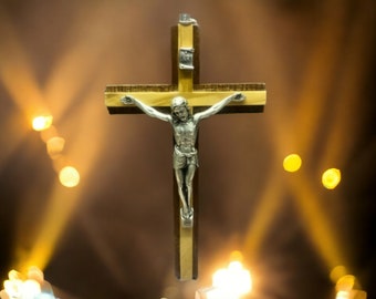 Cruz de madera única hecha a mano: símbolo de fe y creencia en Jesucristo