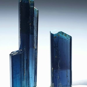 Mooie indicoliet kleur toermalijn kristallen