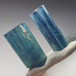 Prachtige blauwe kleur toermalijnkristallen