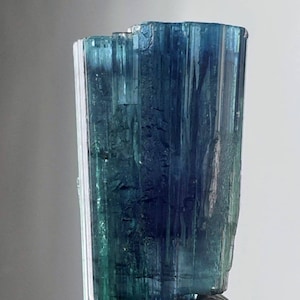 Mooi indicoliet kleur toermalijn stapsgewijs kristal