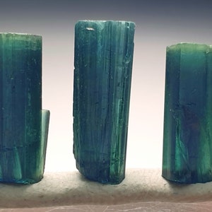 Mooie donkerblauwgroene kleur toermalijn kristallen