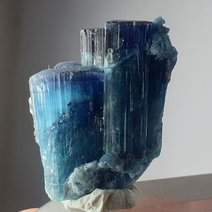 Prachtig indicoliet kleurtoermalijn stapsgewijs kristal