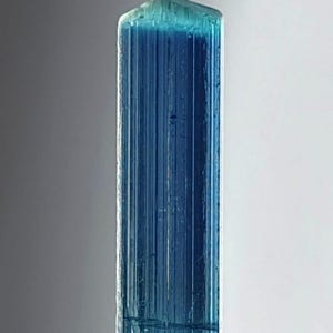 Geweldig blauw toermalijn edelsteenkristal