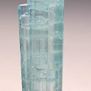 Mooie blauwe dop paraiba kleur toermalijn kristal