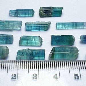 Zeeschuimblauwe en indicolietkleurige toermalijnkristallen