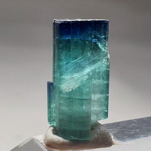 Prachtige blauwe dop tweekleurig toermalijn kristal