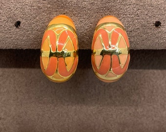 Pendientes de clip de aro con esmalte coral de Joan Rivers