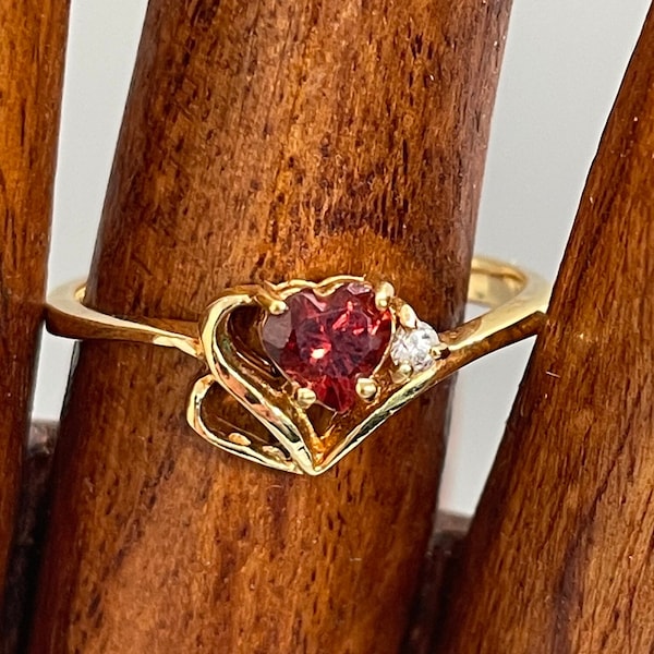 Heart shaped garnet gem set in yellow gold tone size 9.5