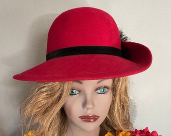 Bonnet en laine rouge Renaissance Betmar vintage avec panache noir