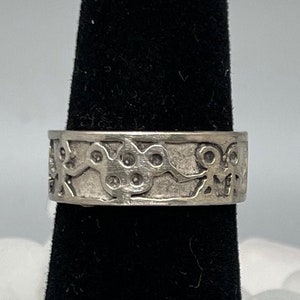 Sterling Silver band with children on it.  Size 6 1/3