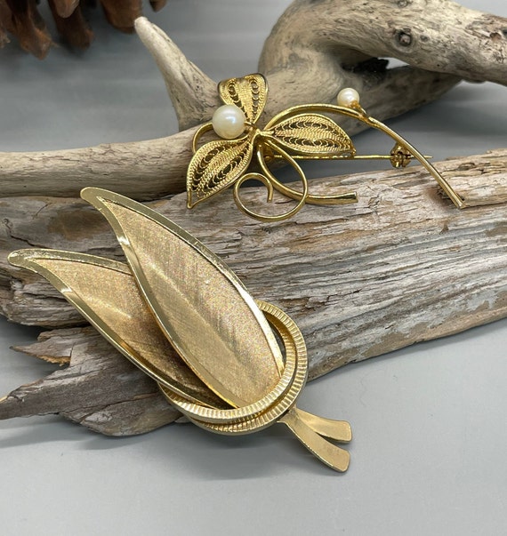 2 - Vintage 1970s gold tone leaf brooches