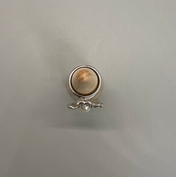 Silver tone daisy ring with center pearl size 9 - image 3