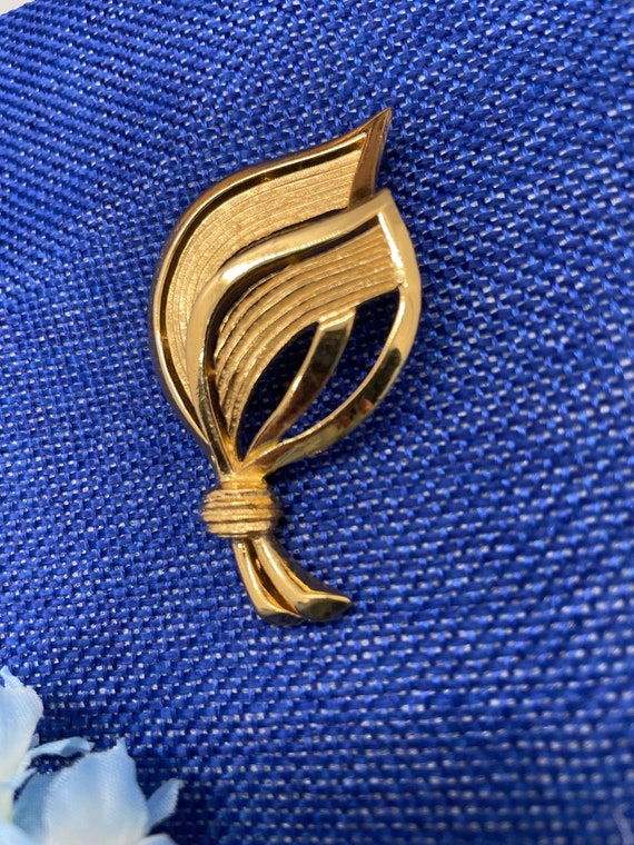 RARE FIND Vintage Trifari gold tone brooch Gem