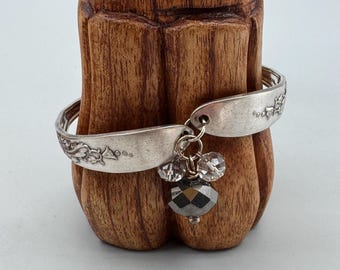 Bracelet cuillère floral vintage avec 3 breloques en perles