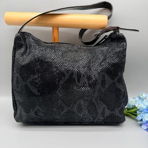 Sac à bandoulière vintage Sabina New York en cuir noir gaufré façon serpent