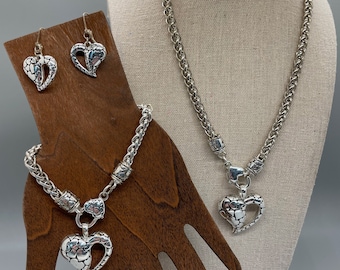 Halsband, armband och örhänge med öppet hjärta