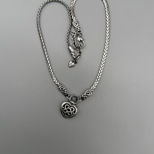 Puede incluir: Una taza de cer&aacute;mica blanca con un asa negra y el texto "But First, Coffee" en negrita negra. La taza se encuentra sobre un fondo borroso, resaltando su dise&ntilde;o sencillo.