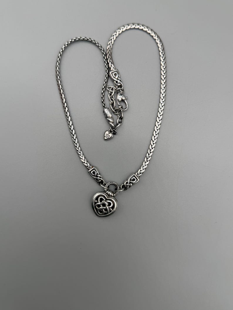 Puede incluir: Una taza de cer&aacute;mica blanca con un asa negra y el texto "But First, Coffee" en negrita negra. La taza se encuentra sobre un fondo borroso, resaltando su dise&ntilde;o sencillo.