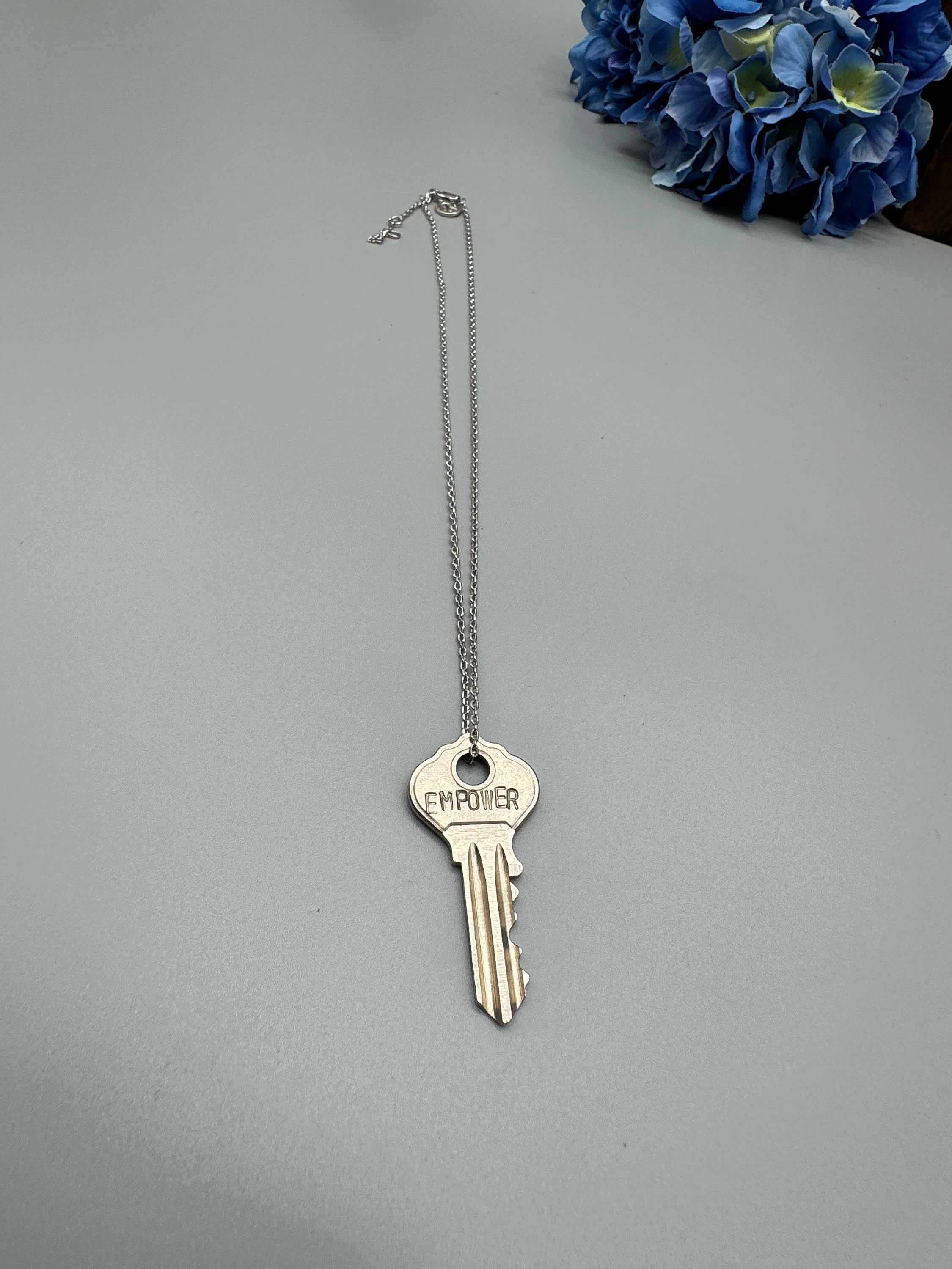 THE GIVING KEYS♡選べるチェーン♪Dainty ネックレス!! The Giving Keys Dainty Key Silver Necklace - Empower - Etsy