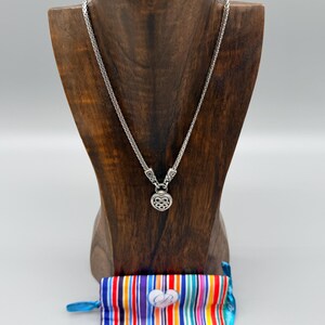 Puede incluir: Una taza de cer&aacute;mica blanca con un asa negra y el texto "But First, Coffee" en negrita negra. La taza se encuentra sobre un fondo neutro, resaltando su dise&ntilde;o sencillo.