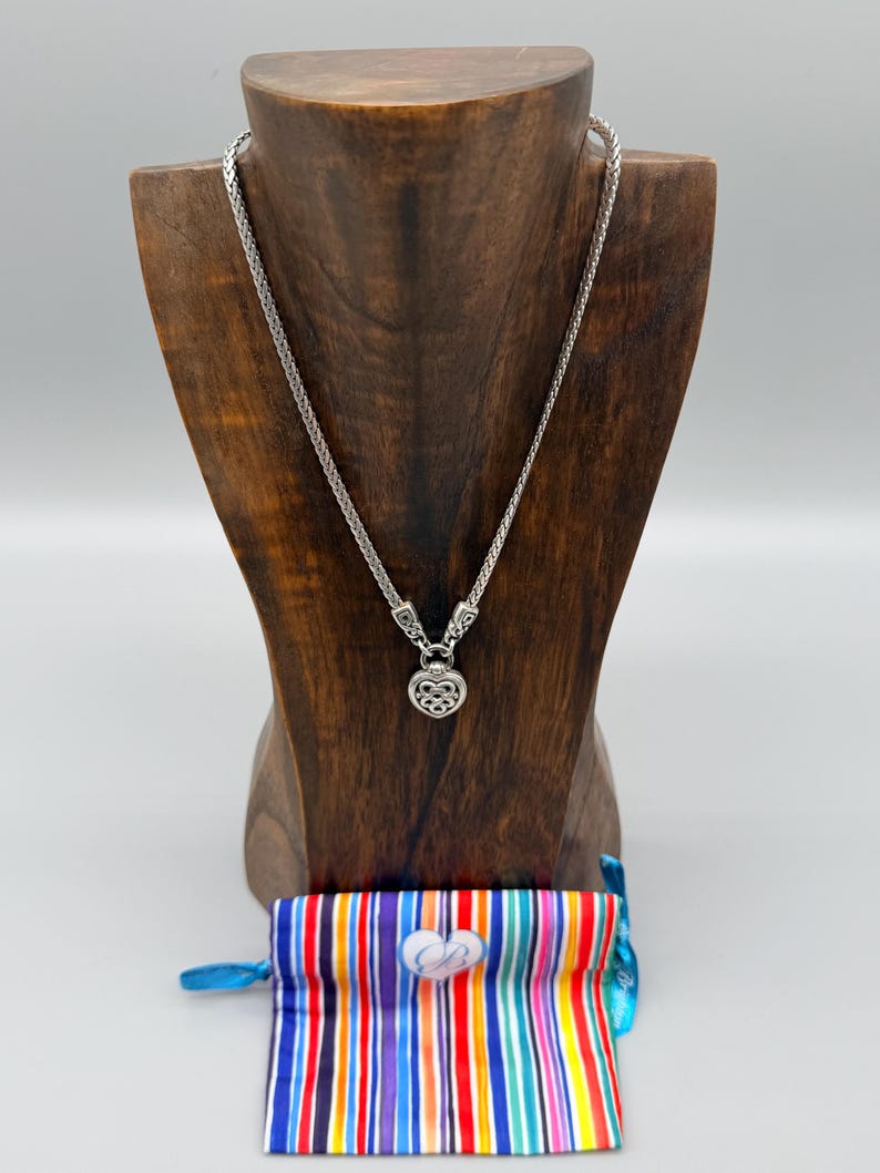 Puede incluir: Una taza de cer&aacute;mica blanca con un asa negra y el texto "But First, Coffee" en negrita negra. La taza se encuentra sobre un fondo neutro, resaltando su dise&ntilde;o sencillo.