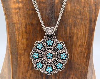 Collar reversible con medallón redondo y flores esmaltadas en turquesa de Brighton Lucia