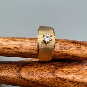 Vintage getextureerde 18 kt vergulde modering met solitaire cz-steen, maat 9